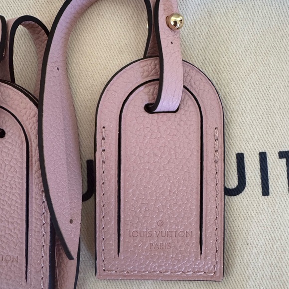 Louis Vuitton rose Ballerine luggage tag. - Picture 6 of 7